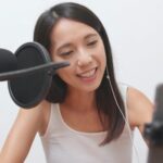 ポッドキャストを一言でいうと、インターネットを通じて配信される音声番組のことです。ラジオ番組と似ていますが、大きな違いは「好きな時に、好きな場所で、好きな番組を聴ける」という点です。 例えば、通勤中に気になるニュース解説を聴いたり、家事をしながら趣味の番組を楽しんだり、散歩しながら英会話を学んだり…。「ながら聴き」ができるため、日々の生活に手軽に取り入れやすいのが魅力です。